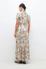 Maxi vestido camisero con estampado floral multicolor, de corte recto y manga corta.