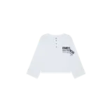 Remera manga larga blanca con cuello henley y botones en el frente, de corte oversize y estampado tipográfico negro en el pecho y la manga.