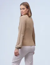 Buzo color beige de tejido combinado con mangas largas caladas y cuello redondo.