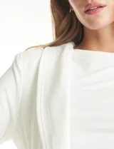 Blazer de crepe Dictionary, con cuello solapa, abertura frontal y mangas tres cuartos con detalle fruncido. Cuenta con bolsillos delanteros y forro interno.