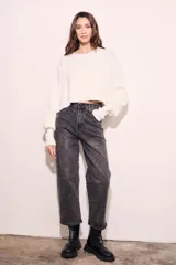 Sweater color crema de tejido de punto, corte crop y mangas abullonadas.