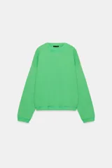 Sudadera de algodón color verde brillante con efecto lavado, cuello redondo con detalle de costura triangular, manga larga y acabados en rib.
