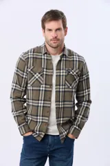 Sobrecamisa de viyela a cuadros en tonos azul, beige y marrón, con dos bolsillos de parche con solapa abotonada en el pecho.