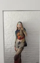 Vestido midi ajustado de microtul con estampado de paisaje oriental y letras chinas.