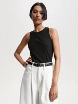 Remera negra acanalada sin mangas de corte slim, con cuello redondo y logo de Tommy Hilfiger bordado en el bajo.