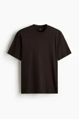 Remera H&M de corte regular fit, color marrón oscuro, con cuello redondo y mangas cortas.