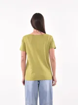 Remera verde oliva de corte clásico con cuello redondo y estampado frontal con la frase "Bread & Breakfast" en color blanco.