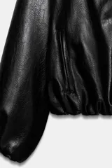 Chaqueta bomber de efecto piel con cuello solapa, cierre frontal de cremallera metálica, bolsillos laterales de vivo y bajo y puños con elástico.