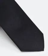 Corbata masculina modelo slim, confeccionada en tejido de satén liso de acabado satinado.