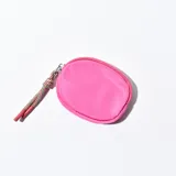 Monedero fucsia con cierre de cremallera y cordón multicolor.