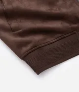 Chaqueta bomber azul marino lisa, con cierre frontal, cuello redondo y bolsillos laterales.