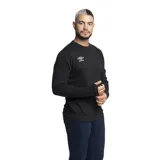 Buzo gris melange de corte clásico, cuello redondo y puños acanalados. Logo de Umbro bordado en el pecho.