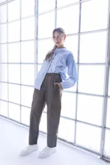 Pantalón babucha gris de cuero sintético con cintura elastizada y bolsillos laterales con solapa.
