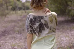 Blusa manga dolman, color salmón, con espalda entera y botones de madera.