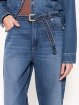 Pantalón de jean azul de corte recto, tiro medio y diseño estampado simulando bolsillos traseros. Incluye cinturón fino del mismo material.