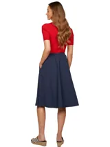 Falda midi azul marino de corte evasé, con botones frontales a lo largo de toda la prenda y logo de la marca bordado en el ruedo.