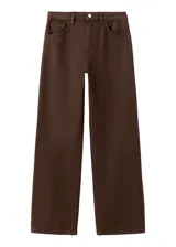 Jeans de corte recto y tiro medio color marrón, confeccionados en algodón.