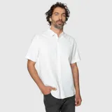 Camisa de manga corta confeccionada en mezcla de lino, con cuello clásico y cierre frontal de botones.