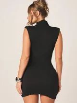 Vestido mini ajustado de color negro, con cuello alto, hombros estructurados, sin mangas y abertura frontal tipo cut out. Presenta un diseño drapeado en la falda con corte cruzado.