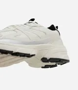 Championes de estilo jogging marca Satinato, confeccionados en poliuretano y poliéster. Presentan un diseño en color blanco con detalles en negro y gris, cierre por cordones, lengüeta y cuello acolchados, y una suela robusta.