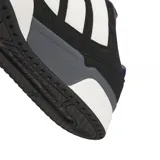 Championes Adidas Forum 2000 de estilo urbano, color negro con las icónicas tres tiras laterales en blanco. Presenta detalles en color violeta en la lengüeta y el talón, con una suela de plataforma blanca y base negra.