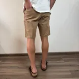 Bermuda de gabardina color marrón claro, corte recto, con bolsillos laterales y traseros.