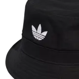 Gorro tipo bucket negro Adidas con el logo del trifolio bordado en color blanco en el frente.