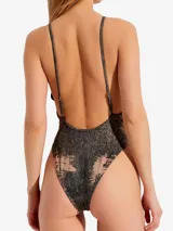 Malla entera Diesel modelo Daisy-Dnm con estampado abstracto en tonos negro y beige. Presenta escote en V pronunciado, espalda descubierta con tirantes finos y corte cavado.