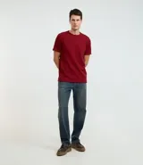 Remera de manga corta y cuello redondo, confeccionada en tejido de media malla con textura vertical. Presenta un diseño minimalista y ligero, ideal para un uso versátil y cómodo.