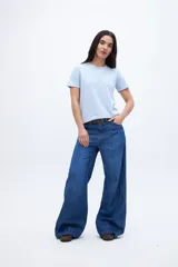 Remera celeste de algodón, corte clásico y mangas cortas.