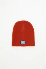 Gorro tipo beanie de tejido de punto color naranja, con parche rectangular con el logo clásico de Levi's Strauss & Co. en la parte frontal.