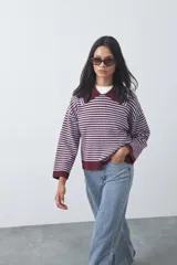 Sweater de punto a rayas horizontales en color bordó y celeste, con cuello polo y mangas largas con puños amplios. Presenta un diseño de calce relajado.