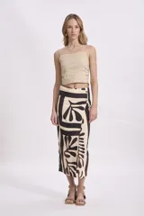 Crop top de lino color beige, con tirantes finos y escote recto.