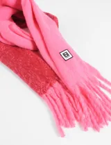 Bufanda larga de poliéster, color azul con flecos.