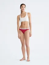 Bombacha clásica de algodón elástico color rojo, con cobertura trasera moderada, talle medio y cintura elástica con logo Calvin Klein.