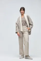 Saco oversized de lana fina sin teñir, con cuello tejido en contraste y diseño amplio sin forro.
