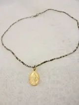 Collar corto de hematite facetado en tonos bronce y plata, con medalla dorada de la Virgen de la Rue du Bac (Medalla Milagrosa).