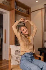 Remera manga larga color verde seco, de corte recto y cuello redondo.