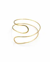 Brazalete metálico dorado para la parte superior del brazo, con diseño en espiral de alambre fino.