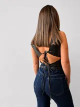 Top sin mangas de ecocuero con textura efecto reptil, escote en V profundo y corte entallado.