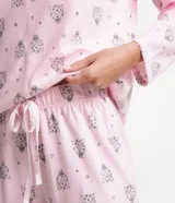 Pijama largo de media malla color rosa con estampado de caras de leopardo. Incluye una blusa de manga larga con cuello redondo y un pantalón con cintura elástica, puños y ruedo ajustados.