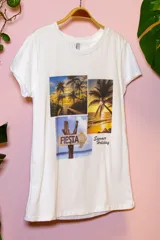 Remera blanca de algodón con estampado de fotos de playa, palmeras y un cartel que dice 'Fiesta'.