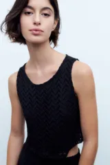 Blusa de encaje coral sin mangas.