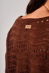 Sweater oversize de tejido de punto color blanco con diseño calado de ondas y cuello redondo, de manga larga.