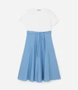 Vestido midi de la marca Ashua con parte superior de malla lisa en color blanco y falda de algodón con estampado de rayas verticales en azul y blanco. Posee mangas cortas, escote redondo y un lazo ajustable en la cintura.