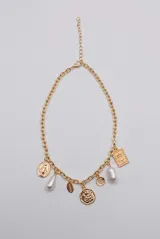Collar de cadena dorada con dijes colgantes, incluyendo medallas con grabados, perlas sintéticas en forma de gota y una placa rectangular con relieve.