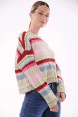 Sweater de punto con rayas horizontales en tonos verde, amarillo, azul, rosa y negro.