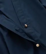 Vestido chemise midi de corte holgado, confeccionado en tricolina color azul marino. Presenta cuello tipo padre, cierre frontal con botones metalizados, mangas cortas y pliegues en la falda. Incluye un cinturón marrón para ajustar a la cintura.