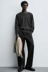 Jersey de corte relajado confeccionado en hilatura con mezcla de lana y cashmere. Presenta diseño de rayas horizontales, cuello redondo y manga larga con acabados en rib.