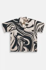 Camisa de manga corta con cuello tipo camp, con estampado abstracto en tonos beige y negro.